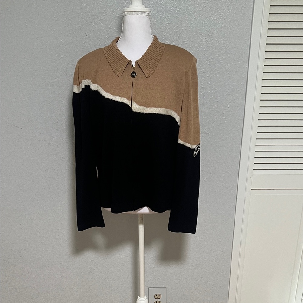 St. John Sport Sweater – Cheetah Detail - Picture 2 of 8